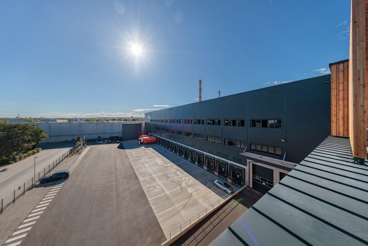 The two-storey Fiege logistics centre in Vienna-Simmering meets high sustainability standards and provides a good 20,000 square metres of additional logistics space for customers from the consumer products, industry, fast-moving consumer goods, fashion and healthcare sectors. (Photo: Fiege | Alexander Müller